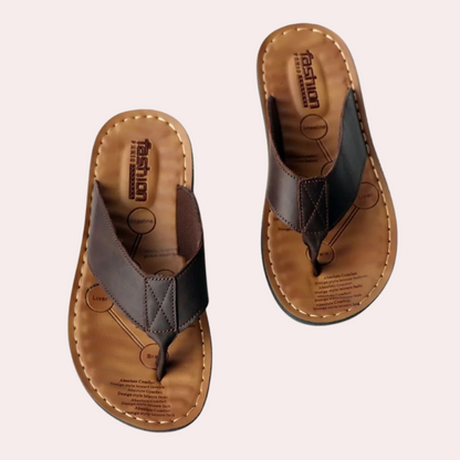 Stijlvolle en comfortabele heren leren slippers, bruin, met ergonomisch ontwerp en stevige zool voor uitstekende grip.