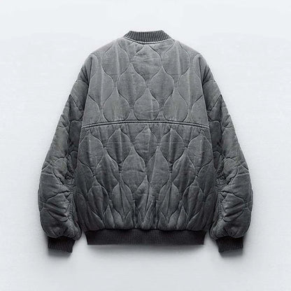 "Stijlvolle en loszittende grijze damesbomberjack voor een trendy, elegante look en comfortabele pasvorm, ideaal voor elke ge