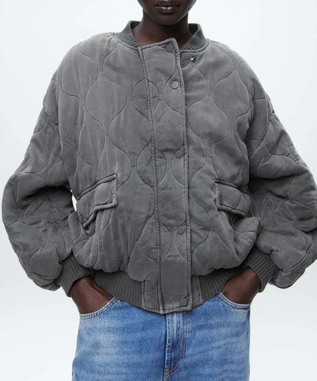 "Stijlvolle en loszittende grijze damesbomberjack voor een trendy, elegante look en comfortabele pasvorm, ideaal voor elke ge