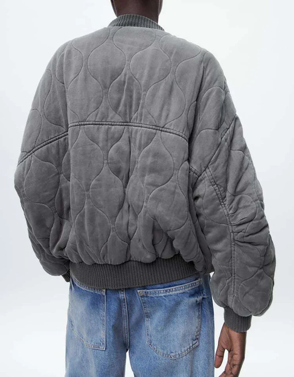 "Stijlvolle en loszittende grijze damesbomberjack voor een trendy, elegante look en comfortabele pasvorm, ideaal voor elke ge