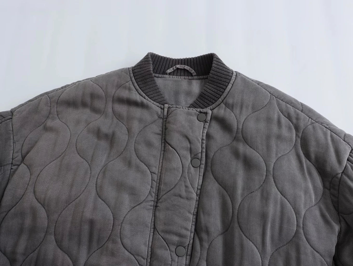 "Stijlvolle en loszittende grijze damesbomberjack voor een trendy, elegante look en comfortabele pasvorm, ideaal voor elke ge