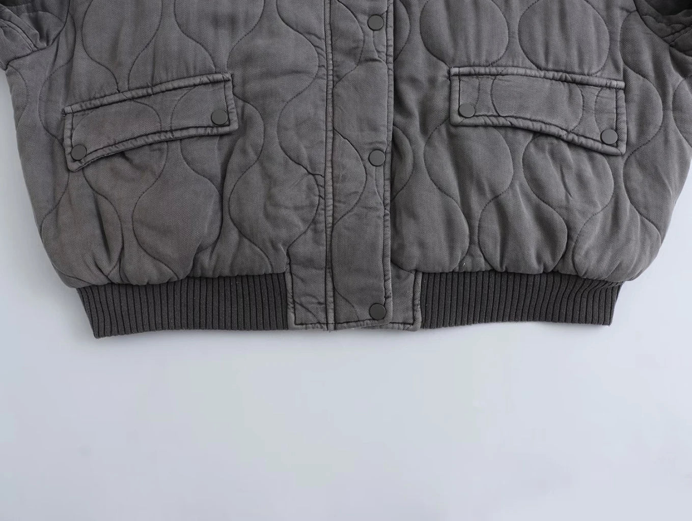 "Stijlvolle en loszittende grijze damesbomberjack voor een trendy, elegante look en comfortabele pasvorm, ideaal voor elke ge