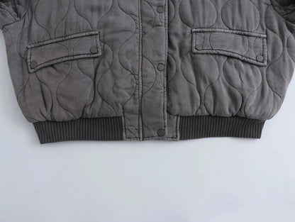 "Stijlvolle en loszittende grijze damesbomberjack voor een trendy, elegante look en comfortabele pasvorm, ideaal voor elke ge