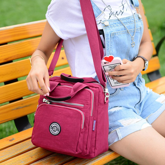 "Stijlvolle en praktische waterdichte nylon crossbody tas in zwart, met meerdere vakken en 3-weg gebruiksopties."