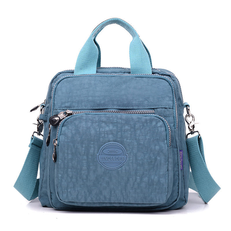 "Stijlvolle en praktische waterdichte nylon crossbody tas in zwart, met meerdere vakken en 3-weg gebruiksopties."