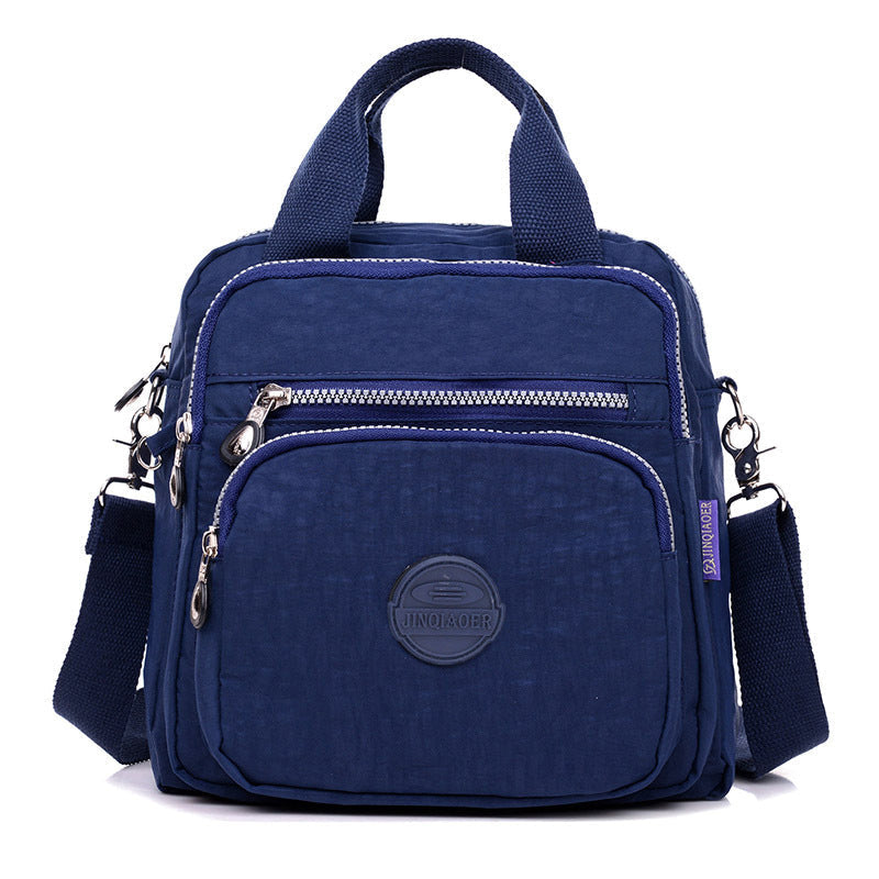"Stijlvolle en praktische waterdichte nylon crossbody tas in zwart, met meerdere vakken en 3-weg gebruiksopties."