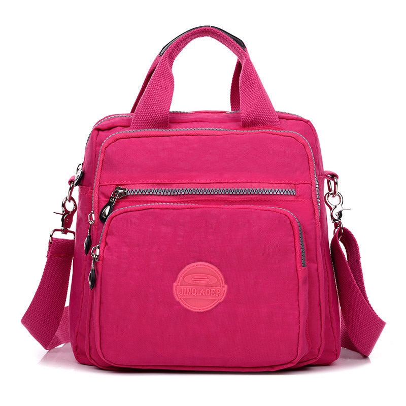 "Stijlvolle en praktische waterdichte nylon crossbody tas in zwart, met meerdere vakken en 3-weg gebruiksopties."