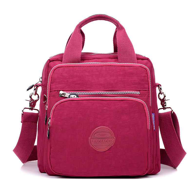 "Stijlvolle en praktische waterdichte nylon crossbody tas in zwart, met meerdere vakken en 3-weg gebruiksopties."