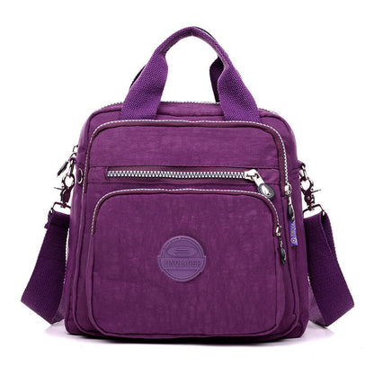 "Stijlvolle en praktische waterdichte nylon crossbody tas in zwart, met meerdere vakken en 3-weg gebruiksopties."