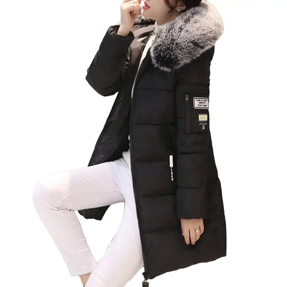 "Stijlvolle en warme dames winterjas, wit, isolerende laag, elegant en comfortabel ontwerp voor koude dagen."