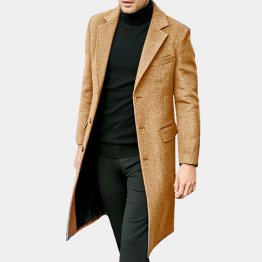 "Stijlvolle gele trenchcoat heren met klassieke revers, ideaal voor herfst, biedt comfort en elegantie voor de moderne man."