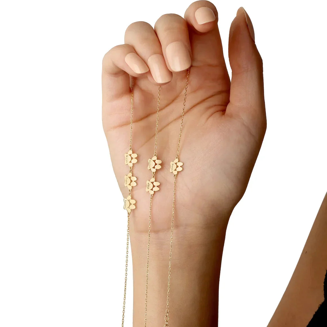 "Stijlvolle gouden armband met persoonlijke pootafdrukgravure, draag je huisdier altijd bij je. Voor dierenliefhebbers."
