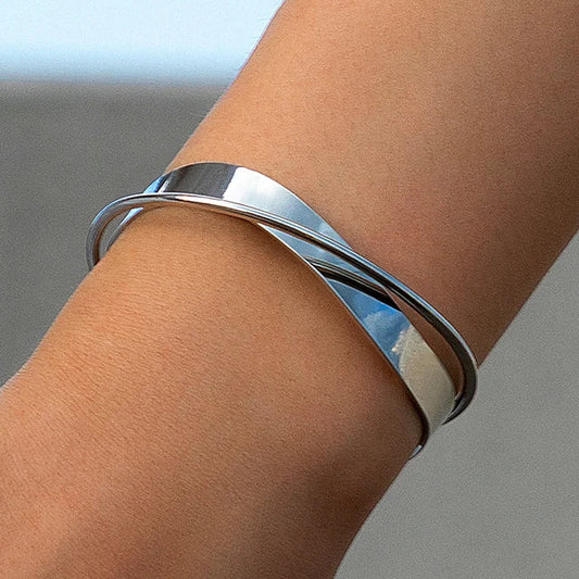 "Stijlvolle goudkleurige armband met kruissymbool, verstelbaar ontwerp voor dames, ideaal als mix & match sieraad."