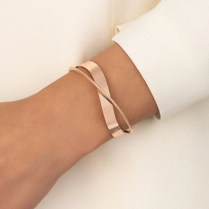"Stijlvolle goudkleurige armband met kruissymbool, verstelbaar ontwerp voor dames, ideaal als mix & match sieraad."