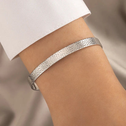 "Stijlvolle goudkleurige armband met kruissymbool, verstelbaar ontwerp voor dames, ideaal als mix & match sieraad."