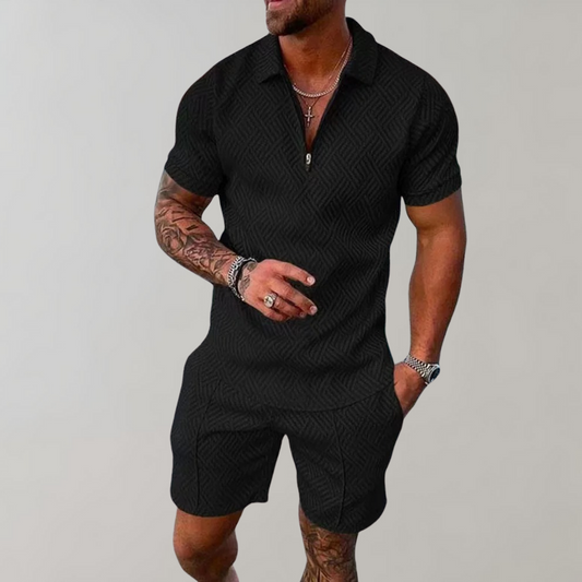 "Stijlvolle heren zomerset met elegante blauwe polo en bijpassende korte broek, ideaal voor een trendy en comfortabele look."