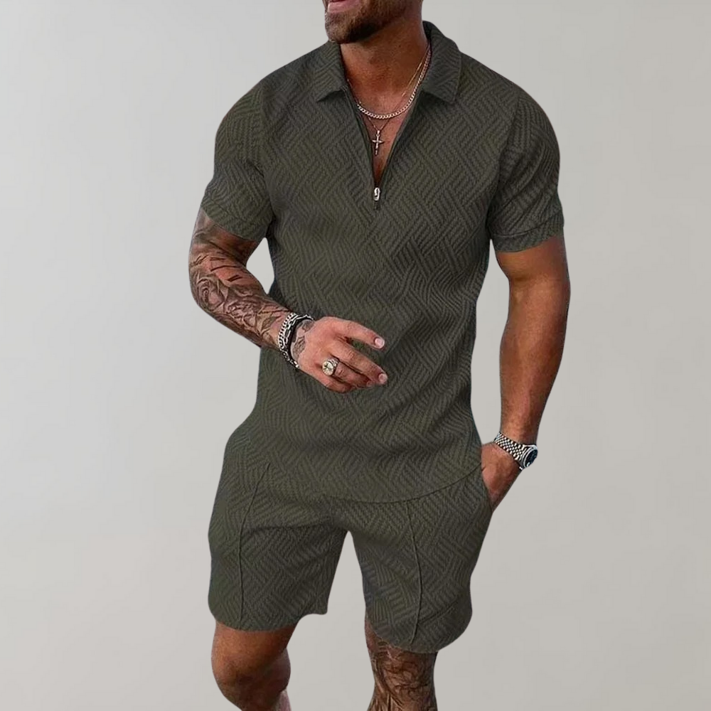 "Stijlvolle heren zomerset met elegante blauwe polo en bijpassende korte broek, ideaal voor een trendy en comfortabele look."
