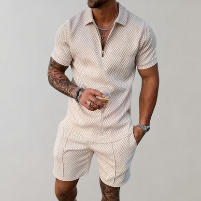 "Stijlvolle heren zomerset met elegante blauwe polo en bijpassende korte broek, ideaal voor een trendy en comfortabele look."