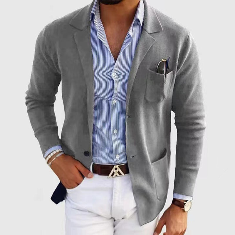 "Stijlvolle herenblazer met klepzakken, reverskraag en ademend polyester, perfect voor een elegante, casual look."