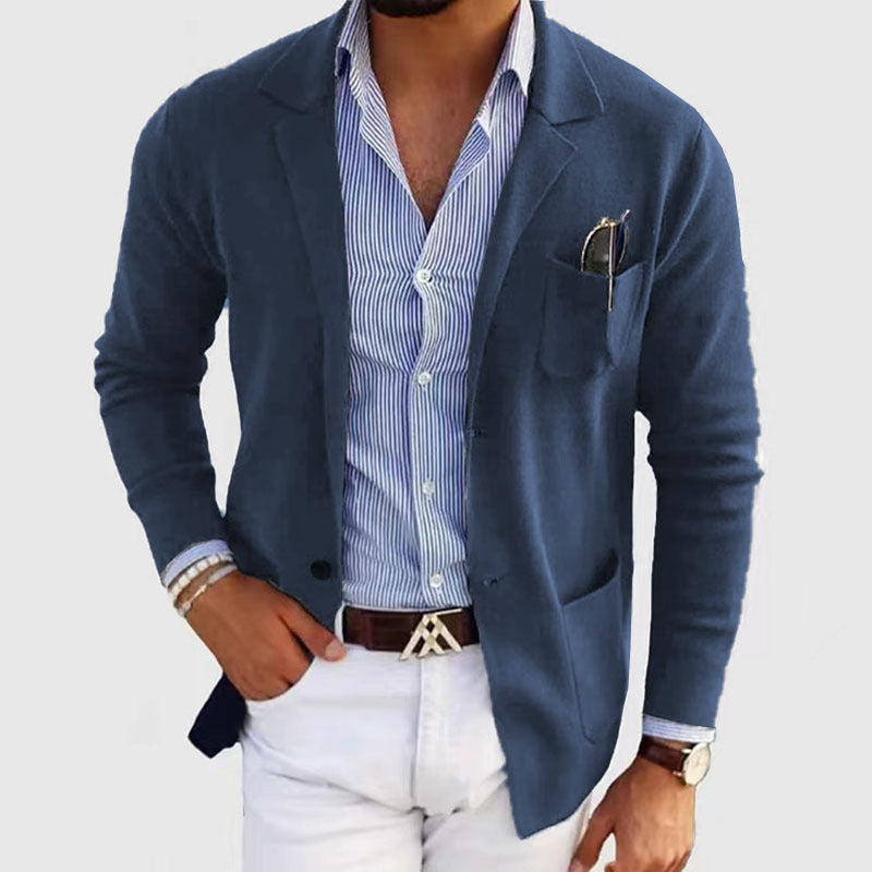 "Stijlvolle herenblazer met klepzakken, reverskraag en ademend polyester, perfect voor een elegante, casual look."