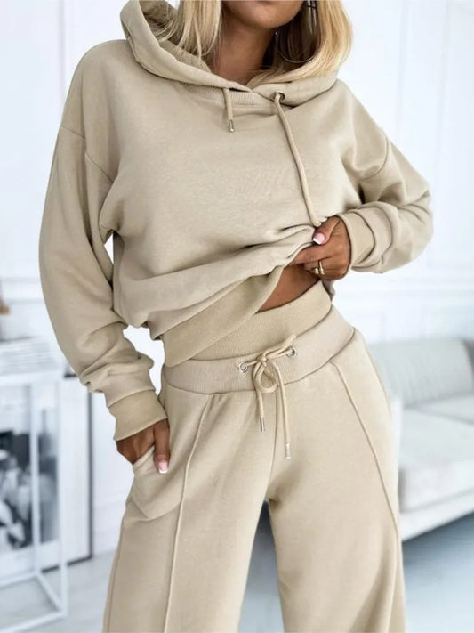"Stijlvolle jogging loungeset vrouwen, luxe tweedelig outfit met wrap-crop hoodie en broek met brede pijpen in heather-stof."