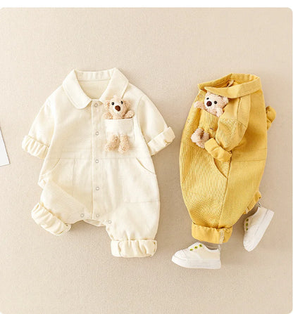 "Stijlvolle kinderdenim jumpsuit, comfortabele pasvorm, duurzaam polyester, ideaal voor dagelijks spel en avontuur."
