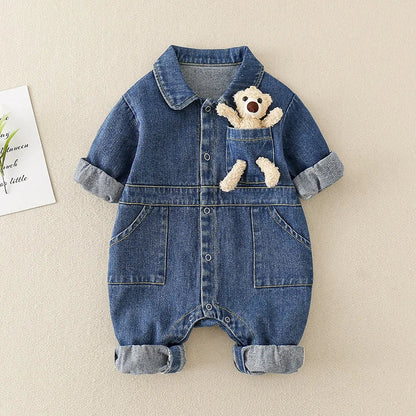 "Stijlvolle kinderdenim jumpsuit, comfortabele pasvorm, duurzaam polyester, ideaal voor dagelijks spel en avontuur."