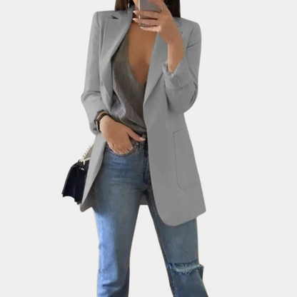 "Stijlvolle lange damesblazer in diverse kleuren, tijdloos design, geschikt voor zowel formele als casual gelegenheden."