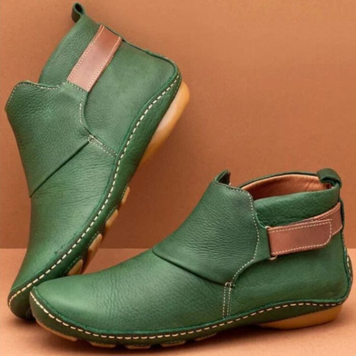 "Stijlvolle leren enkellaarsjes voor dames met elegant design en robuuste antislipzool, perfect voor dagelijks gebruik."