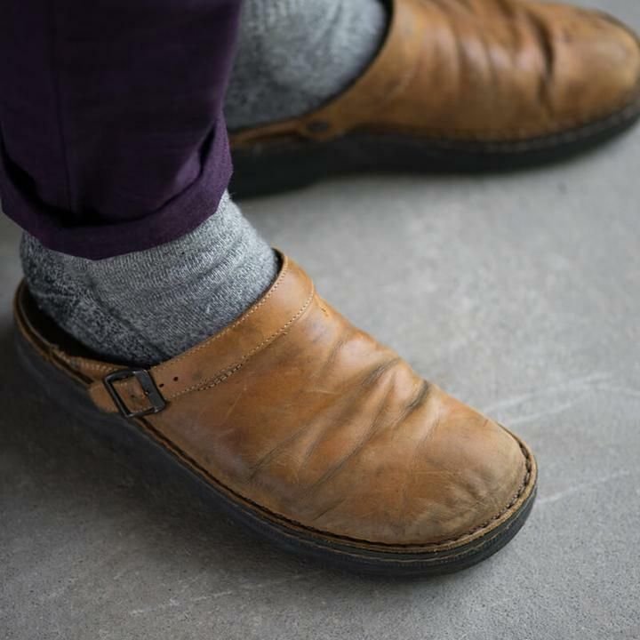 Stijlvolle leren klompen voor mannen, premium kwaliteit, bruin leer, ergonomisch, gemakkelijk instappen. Perfect voor dagelij