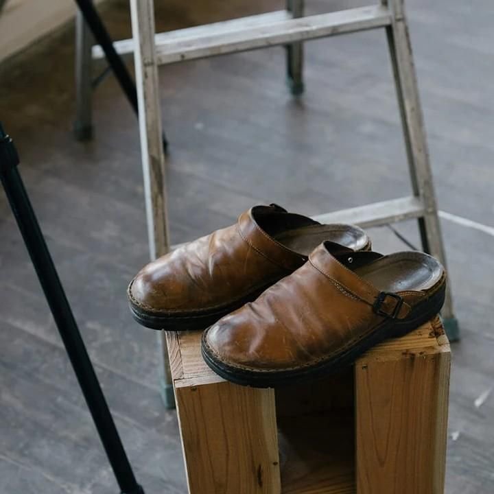 Stijlvolle leren klompen voor mannen, premium kwaliteit, bruin leer, ergonomisch, gemakkelijk instappen. Perfect voor dagelij