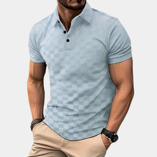 "Stijlvolle lichtblauwe polo voor heren, korte mouwen, perfecte zomerkleding. Comfortabel en elegant ontwerp."