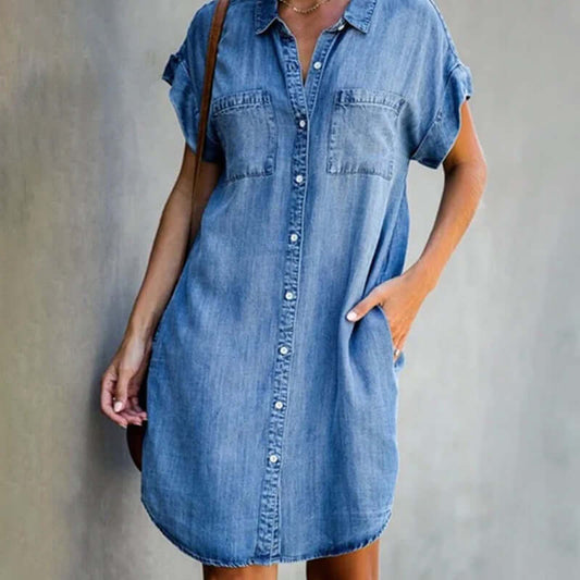 "Stijlvolle Malou denim jurk voor dames, elegant en comfortabel, tijdloos blauw design, perfect voor elke gelegenheid."