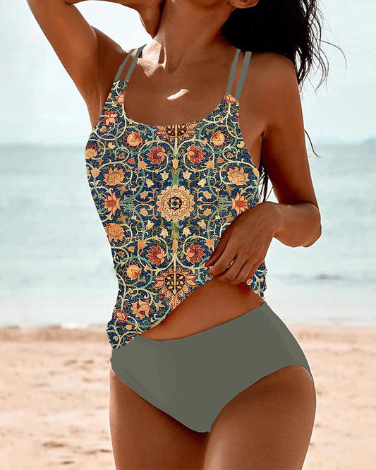 "Stijlvolle Nadine Tankini met kleurrijke print en dubbele bandjes, ideale damesbadmode voor comfort en mode op zomerdagen."