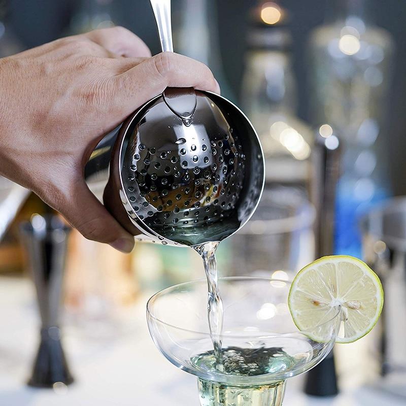 "Stijlvolle roestvrijstalen cocktailshaker set met essentiële accessoires voor thuiscocktails, ideaal voor elke thuisbar."