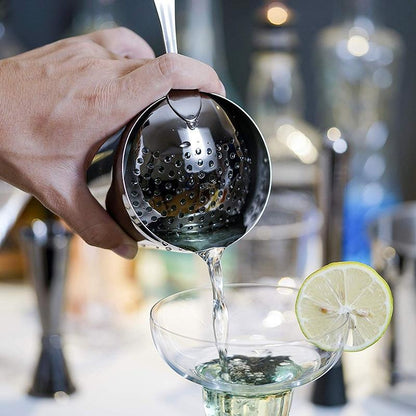 "Stijlvolle roestvrijstalen cocktailshaker set met essentiële accessoires voor thuiscocktails, ideaal voor elke thuisbar."