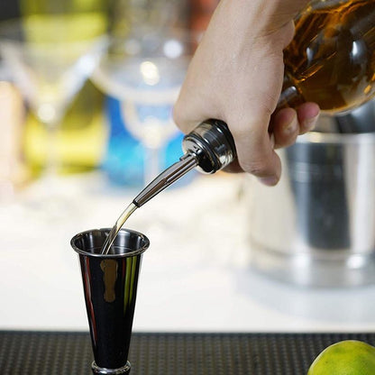 "Stijlvolle roestvrijstalen cocktailshaker set met essentiële accessoires voor thuiscocktails, ideaal voor elke thuisbar."