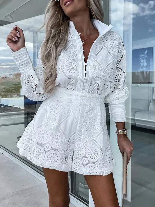 "Stijlvolle tweedelige zomeroutfit in boho-chique stijl, luchtig design, ideaal voor zonnige dagen en strandavonden."