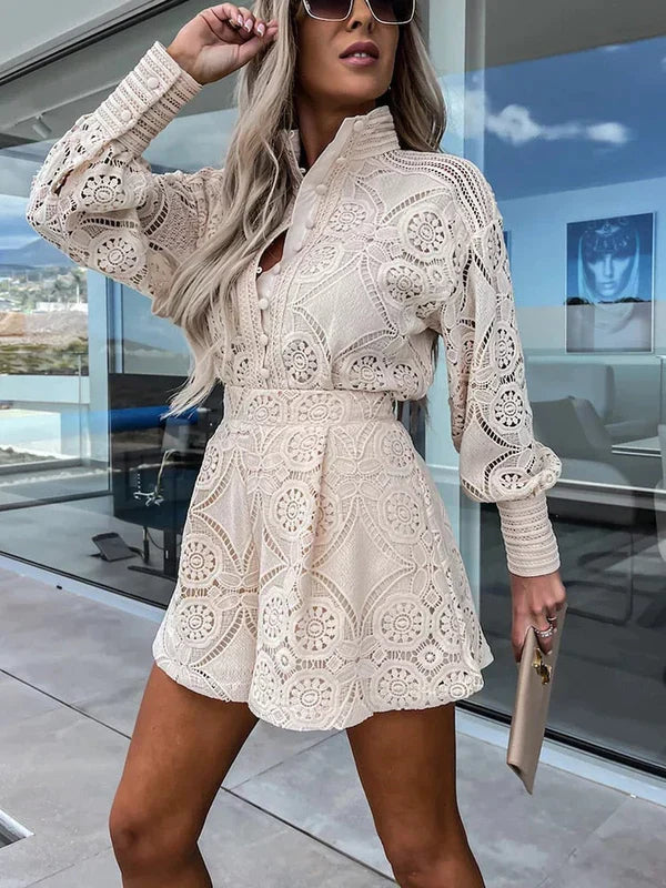 "Stijlvolle tweedelige zomeroutfit in boho-chique stijl, luchtig design, ideaal voor zonnige dagen en strandavonden."
