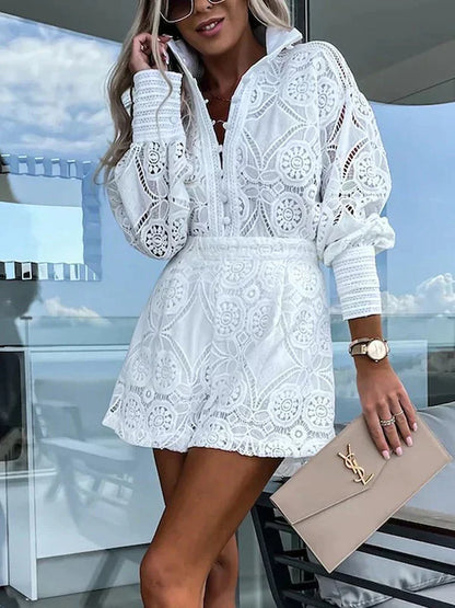 "Stijlvolle tweedelige zomeroutfit in boho-chique stijl, luchtig design, ideaal voor zonnige dagen en strandavonden."