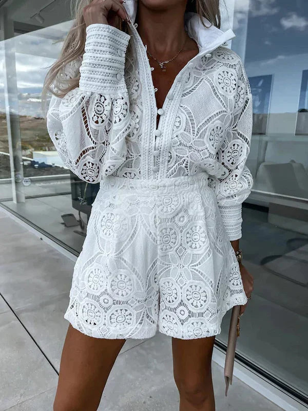 "Stijlvolle tweedelige zomeroutfit in boho-chique stijl, luchtig design, ideaal voor zonnige dagen en strandavonden."