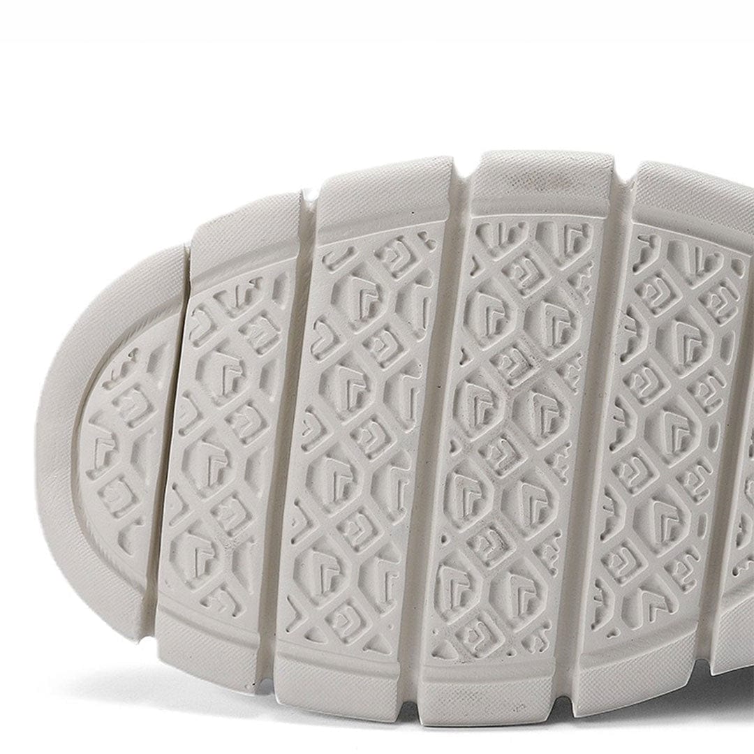 "Stijlvolle vegan schoenen, gemaakt van Italiaans vegan leer, met een elegant ontwerp en uitneembaar memory foam voetbed."