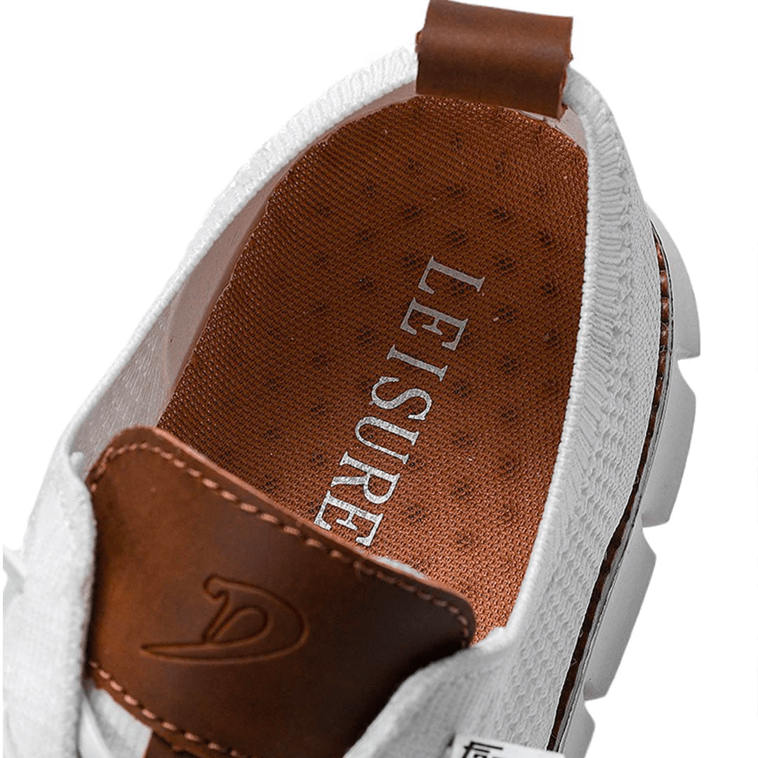 "Stijlvolle vegan schoenen, gemaakt van Italiaans vegan leer, met een elegant ontwerp en uitneembaar memory foam voetbed."