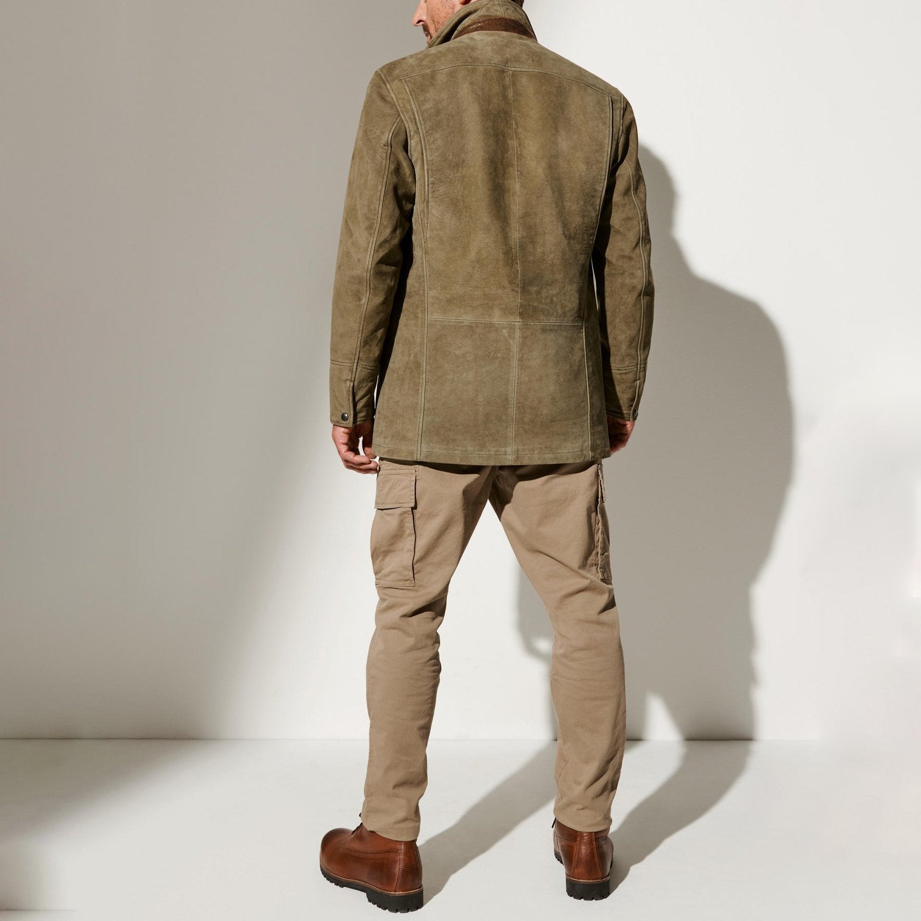 "Stijlvolle vintage suède herenjas, slim fit, met luxe lederen afwerkingen en klassieke knoopsluiting voor een chique look."