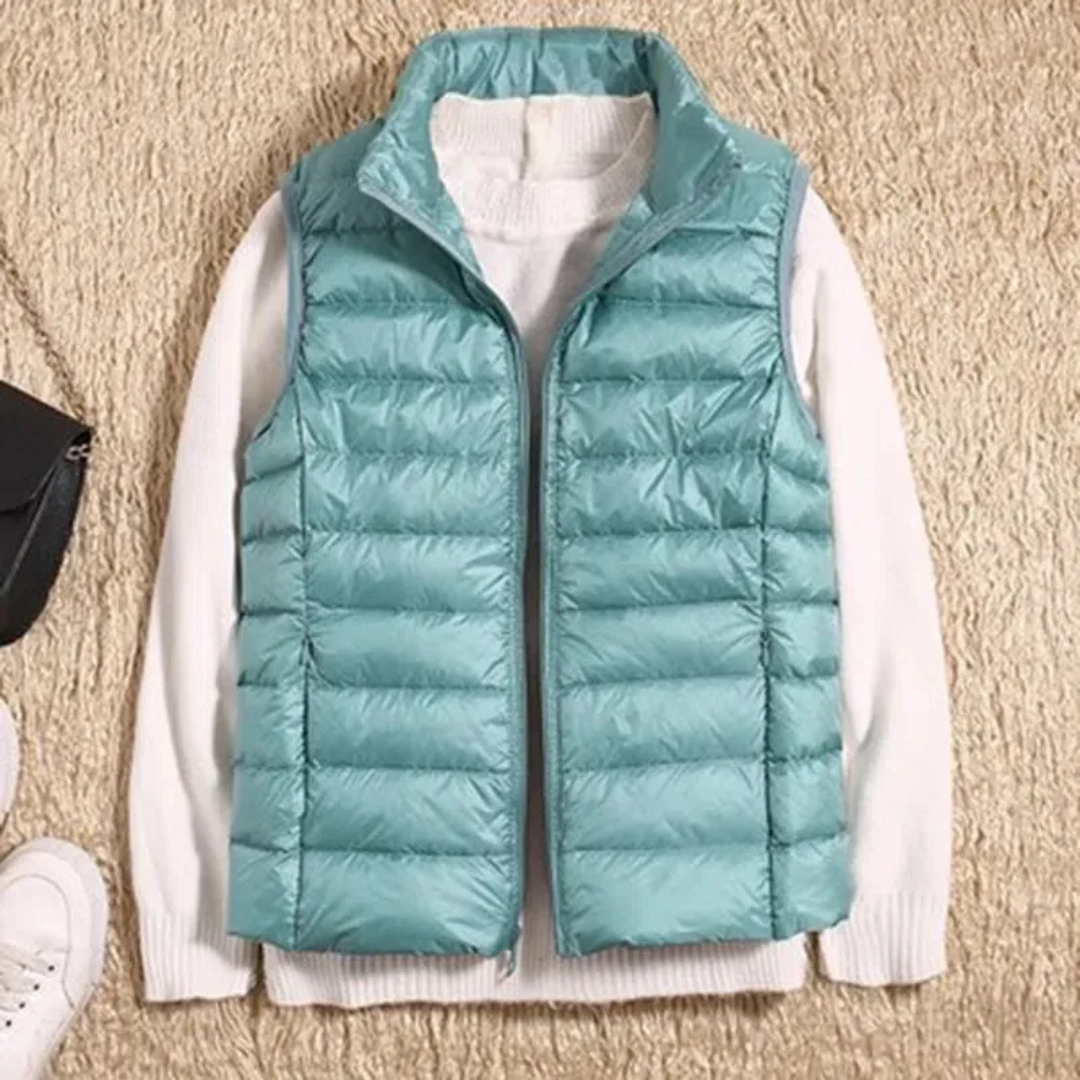 "Stijlvolle winddichte dames bodywarmer in rood, lichtgewicht met slank design, geschikt voor elke modebewuste vrouw."