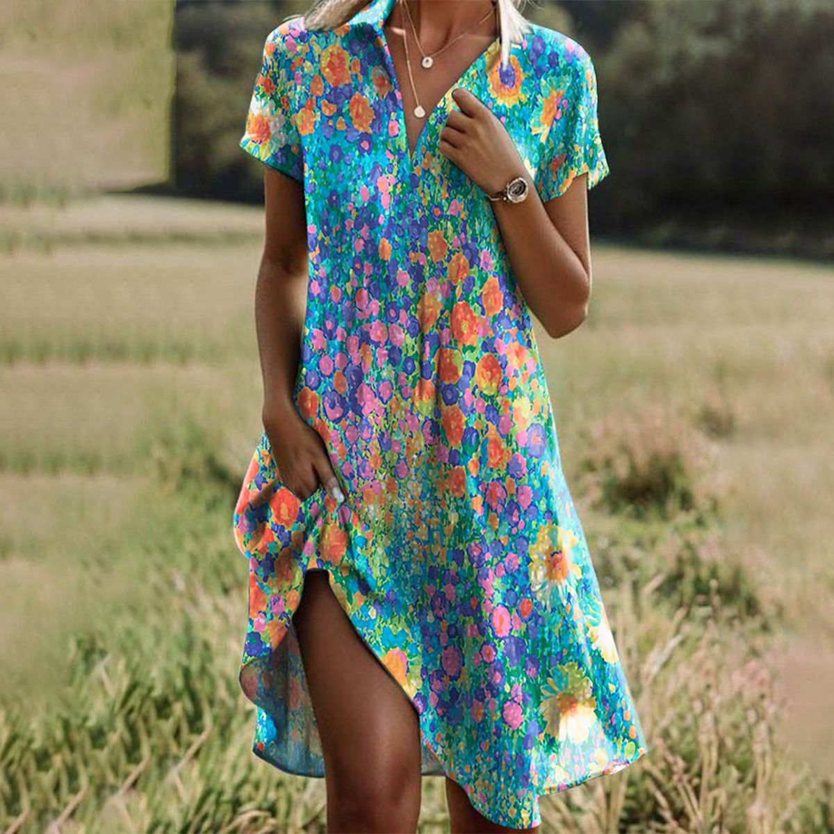 "Stijlvolle zomerjurk met V-hals in Turkoois. Elegante midi-stijl, perfect voor zowel stranddagen als avondjes uit."