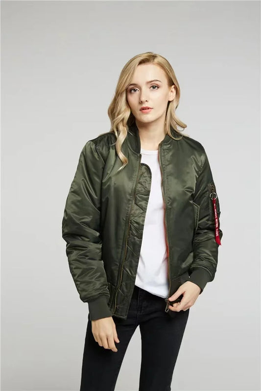 "Stoer zwart nylon bomberjack voor dames, winddicht en waterafstotend met klassieke MA-1 pilotenstijl en geribbelde details."