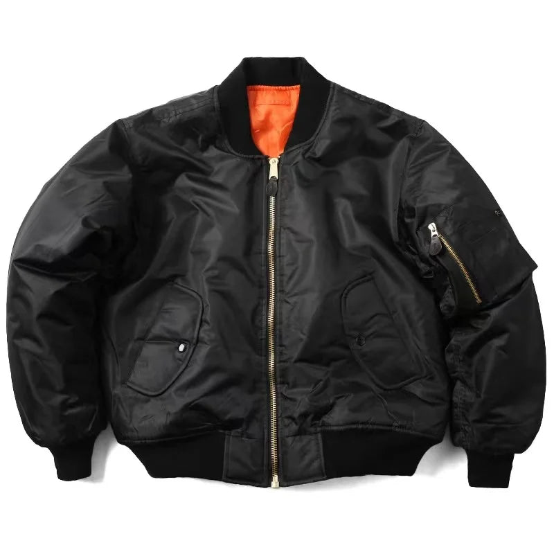 "Stoer zwart nylon bomberjack voor dames, winddicht en waterafstotend met klassieke MA-1 pilotenstijl en geribbelde details."
