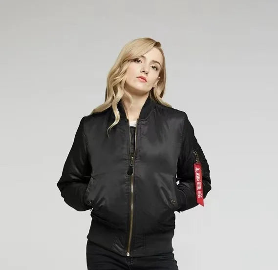 "Stoer zwart nylon bomberjack voor dames, winddicht en waterafstotend met klassieke MA-1 pilotenstijl en geribbelde details."