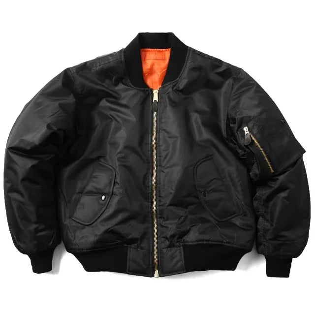 "Stoer zwart nylon bomberjack voor dames, winddicht en waterafstotend met klassieke MA-1 pilotenstijl en geribbelde details."